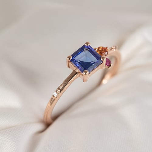Cluster-Ring mit einem Asscher Tansaniten, Padparadscha-Saphir, Rubin und Diamant Kenny