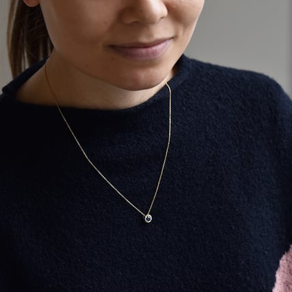 Halo-Anhänger mit Saphir Vicky