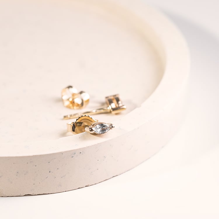 Minimalistische Ohrstecker mit weißen Saphiren Daina 121583