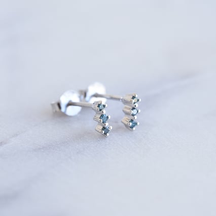 Minimalistische Ohrringe mit blauen Diamanten Linus