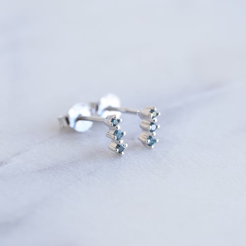 Minimalistische Ohrringe mit blauen Diamanten Linus