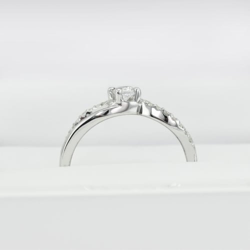 Verlobungsring mit Moissanit und Lab Grown Diamanten Wemy