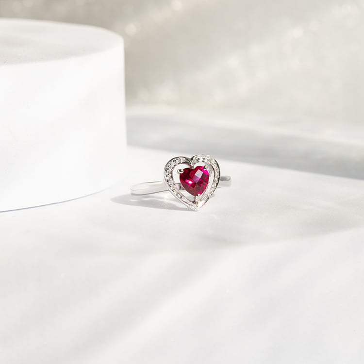 Goldener Ring mit einem Herzen aus einem Lab Grown Rubin und Diamanten Liola 144191