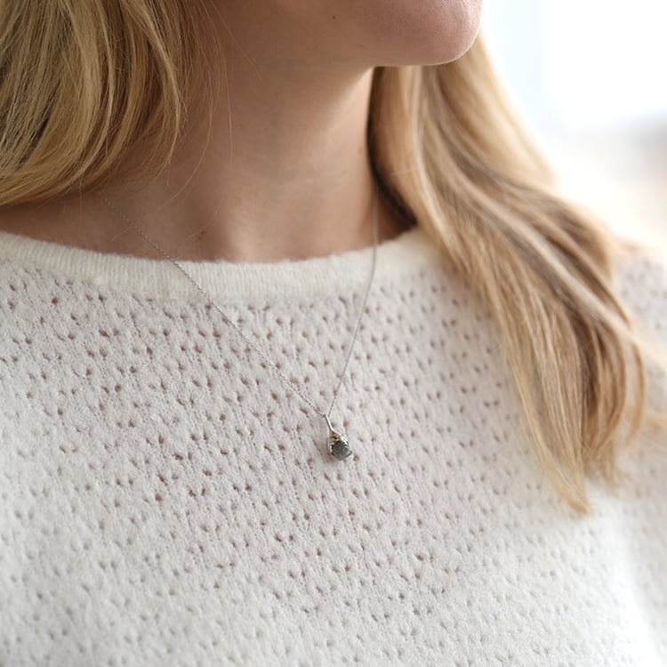 Anhänger mit Rohdiamanten auf dem Hals 58363