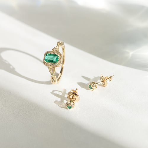 Ohrstecker mit einem Smaragd und Diamanten im Halo-Stil Zowie