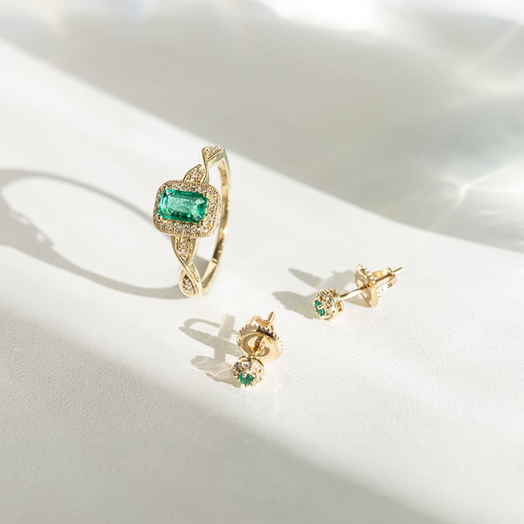 Ohrstecker mit einem Smaragd und Diamanten im Halo-Stil Zowie 145653