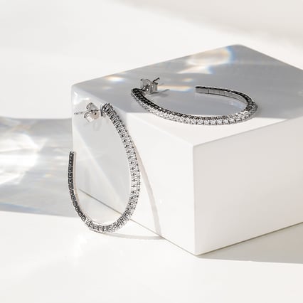 Goldene halbrunde Flexi Ohrringe mit Lab Grown Diamanten Streep