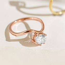 Verlobungsring mit einem ovalen Lab Grown Diamanten Carrie