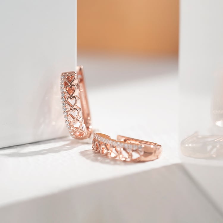 Runde Ohrringe mit Lab Grown Diamanten und Herzen Luba 110791