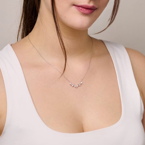 Moderne Goldene Halskette mit natürlichen Baguette-Diamanten Parvati