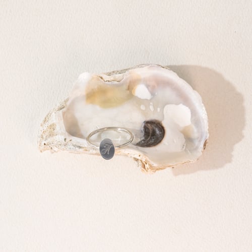 Ovaler Ring mit eingraviertem Buchstaben Riley