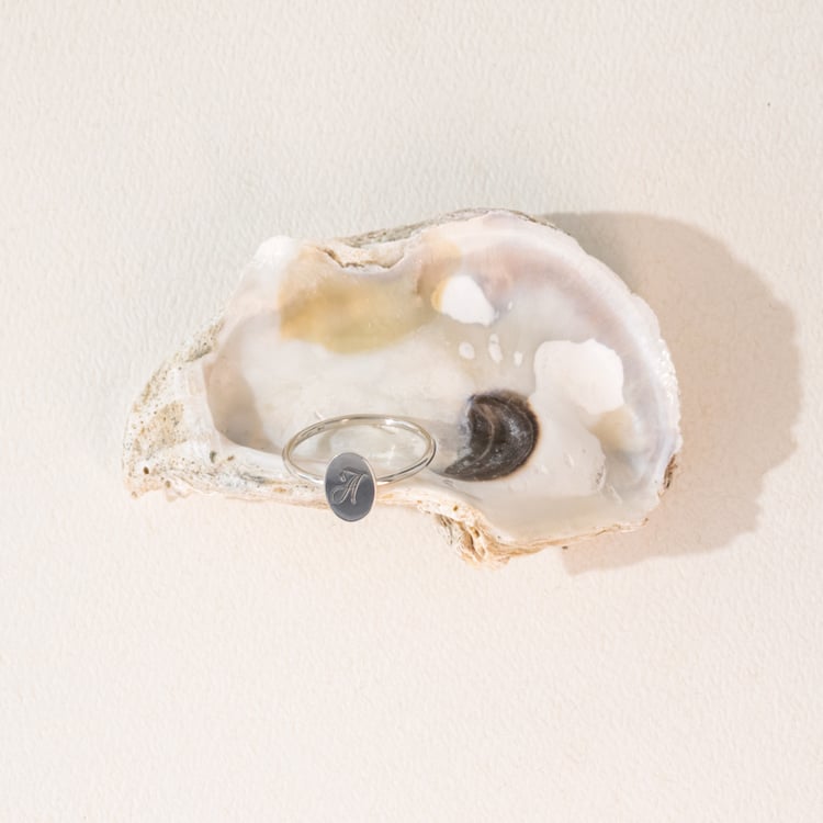 Ovaler Ring mit eingraviertem Buchstaben Riley 101103