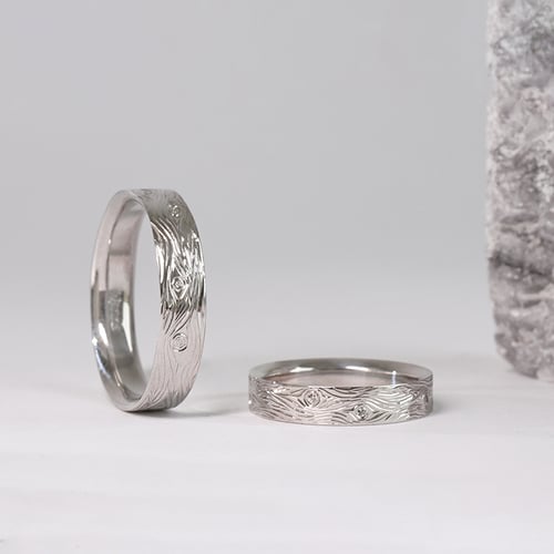 Eheringe mit einer Gravur wie eine Holzmaserung und Diamanten Dyanna