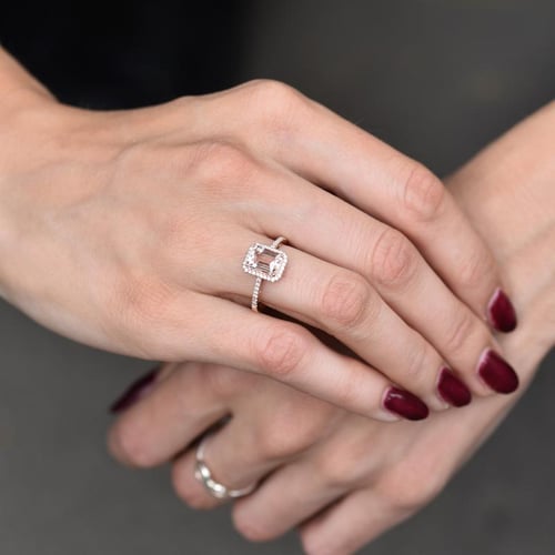 Goldener Verlobungsring mit Morganit und Diamanten Winki