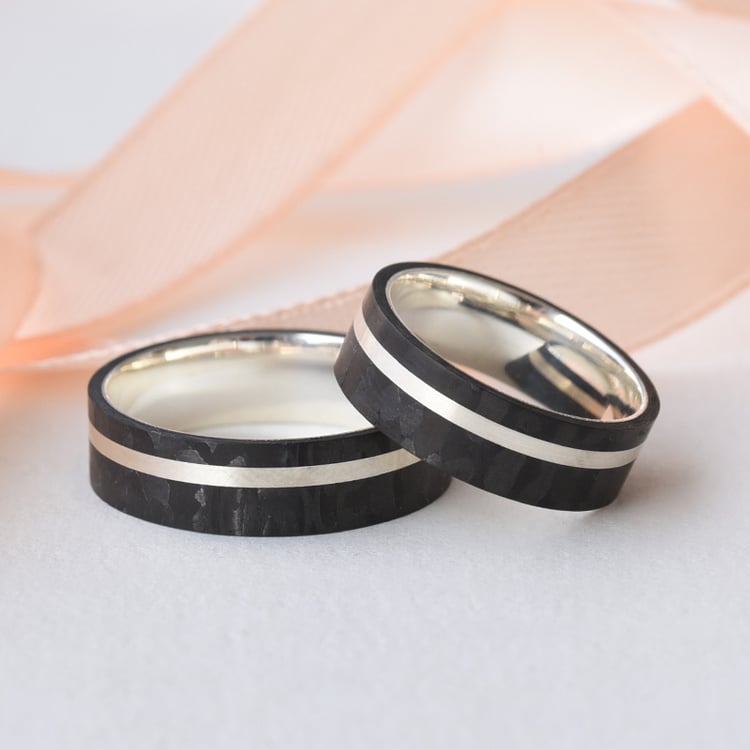 Flache Trauringe aus Carbon und Gold Shagei 77398