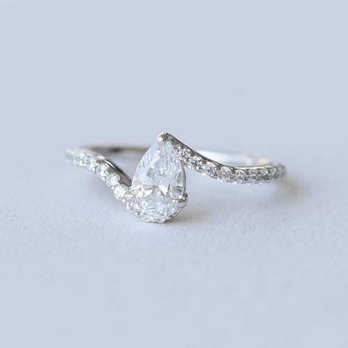 Verlobungsring mit Diamant in Birnenform Nala
