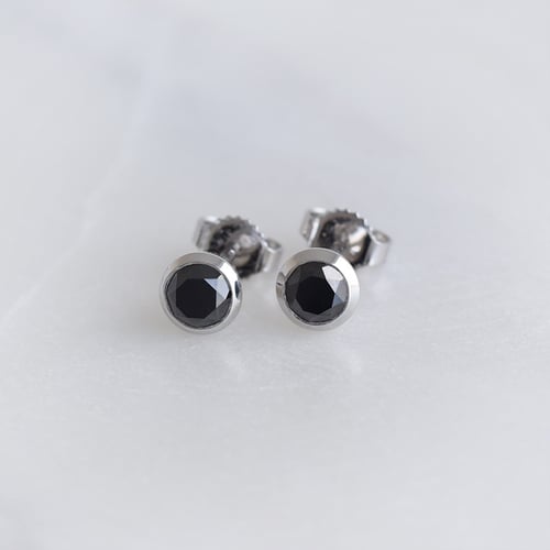 Silberne Ohrstecker mit schwarzen Diamanten in Bezelfassung Wetty