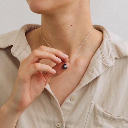 Kette aus 750 Gold mit schwarzer Perle Wamox