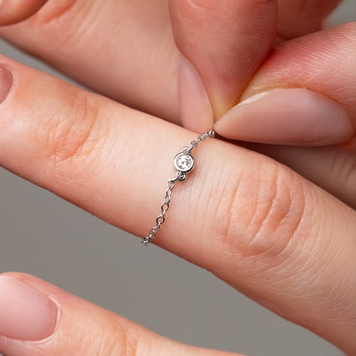 Minimalistischer Kettenring mit einem Diamanten Jalo