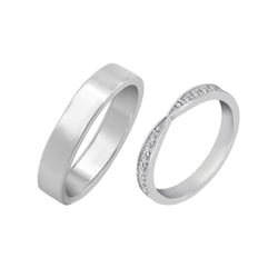 Eheringe aus einem Eternity-Ring mit Moissaniten und einem flachen Ring Turpein