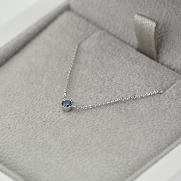 Minimalistische Halskette aus Platin mit blauem Diamant Glosie 71437