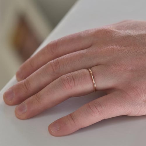 Schlichte Eheringe aus Gold mit blauem Diamant Alays