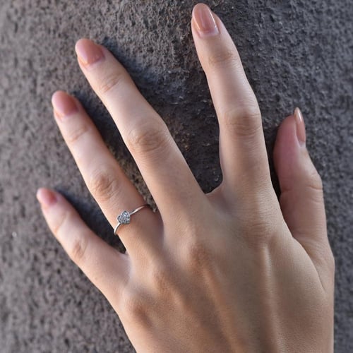 Ring in Herzform voller Diamanten Ubline