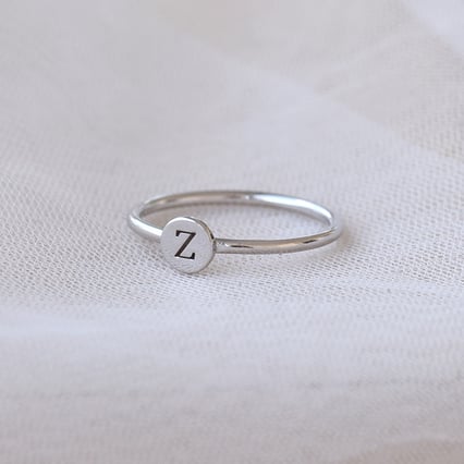 Goldring mit Gravur eines Buchstabens Babire