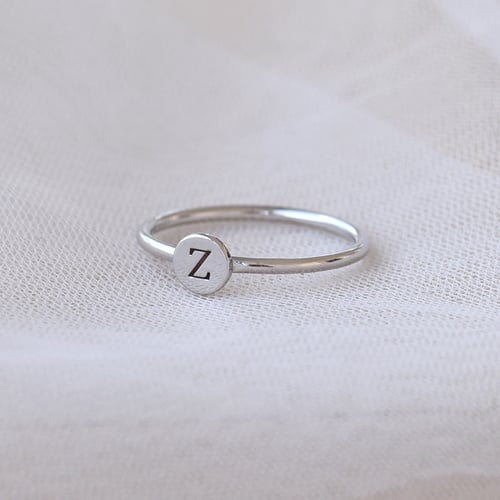 Goldring mit Gravur eines Buchstabens Babire