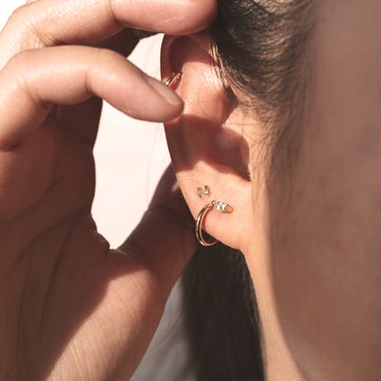 Minimalistische Ohrstecker mit weißen Saphiren Daina