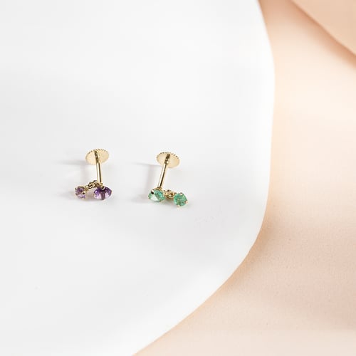 Goldener Piercingstecker mit Smaragden Dyre