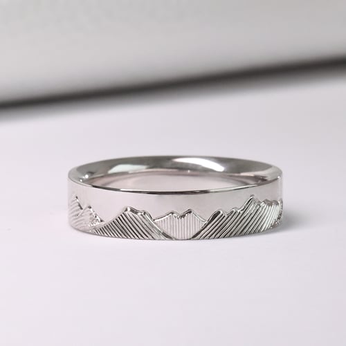 Eheringe aus Platin mit Bergpanorama von Hand graviert Safa