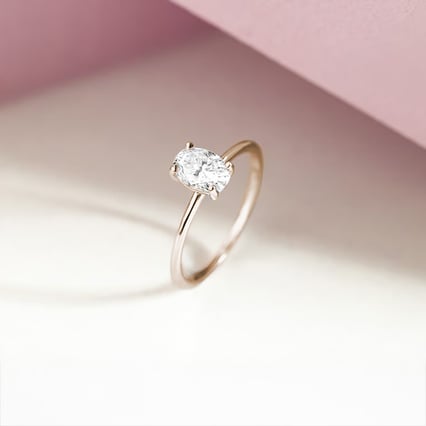 Verlobungsring aus Gold in Haselnussfarbe mit einem ovalen Diamanten Frost