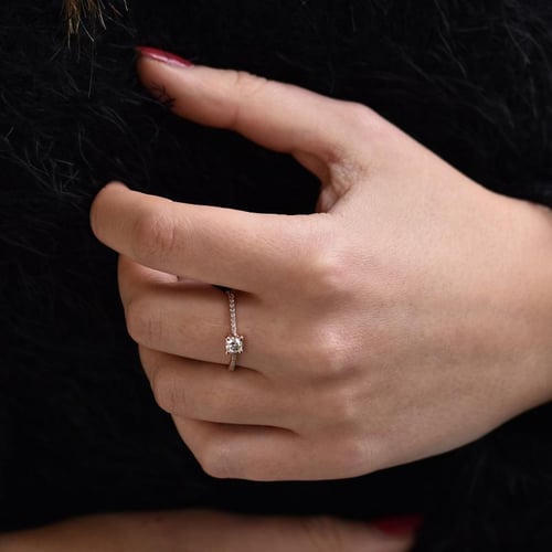 Goldener Verlobungsring mit Diamanten im Pave Stil Dalea