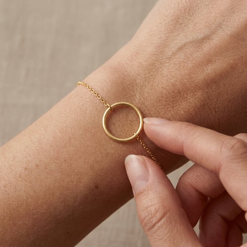 Minimalistisches Armband aus Gold Karma