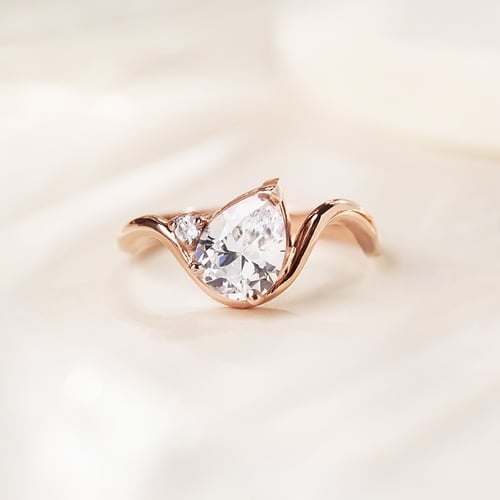 Verlobungsring in Wellenform mit einem tropfenförmigen Lab Grown Diamanten Mirjana