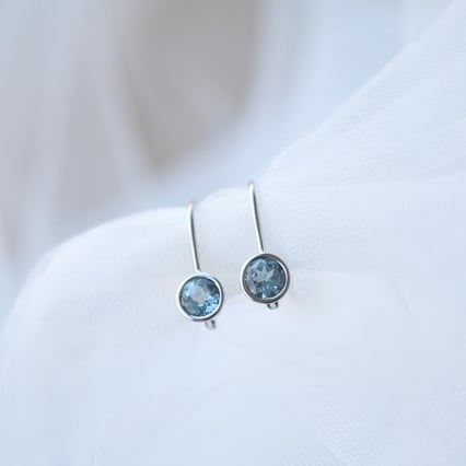 Goldene Hängeohrringe mit Topasen Vega