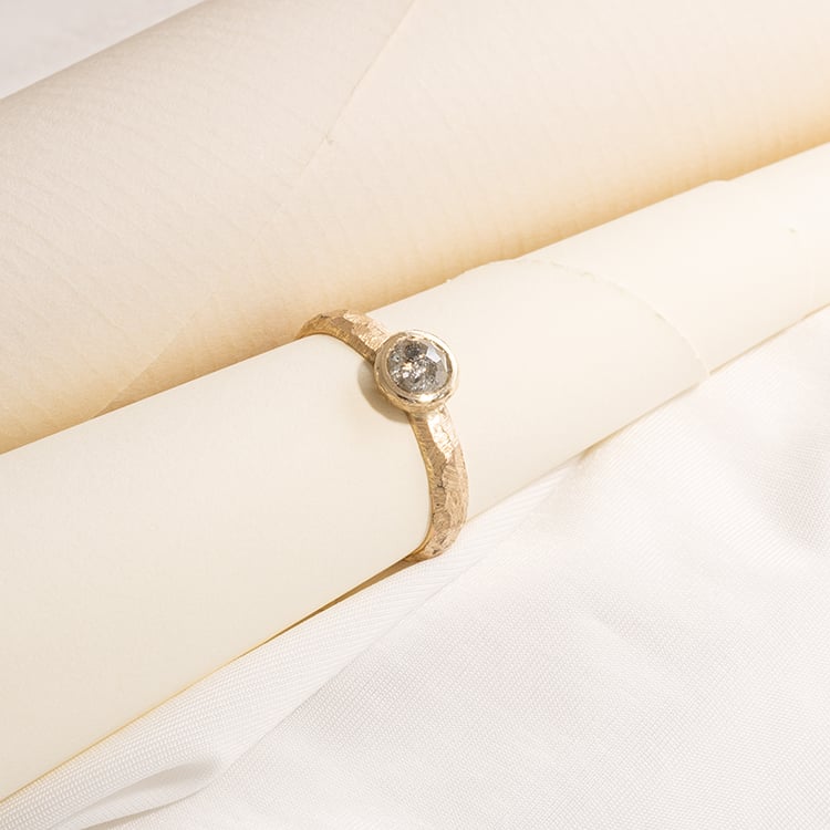 Gehämmerter Goldring mit einem Salt and Pepper Diamanten im Rosenschliff Seraphine 120264