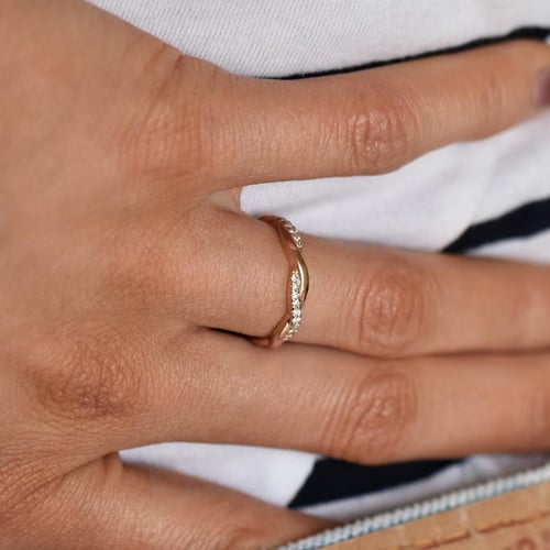 Goldener Twist-Ring mit Diamanten Malea