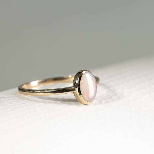 Minimalistischer Goldring mit ovalen Opal Plaire