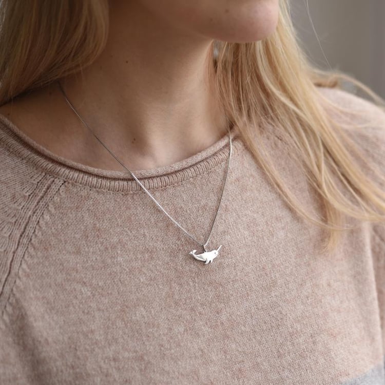 Dame mit Narval Anhänger 52024