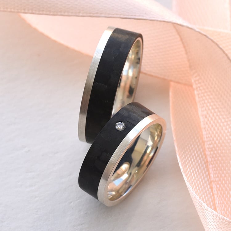 Flache Trauringe aus Carbon und Gold mit Diamant Adidan 77509