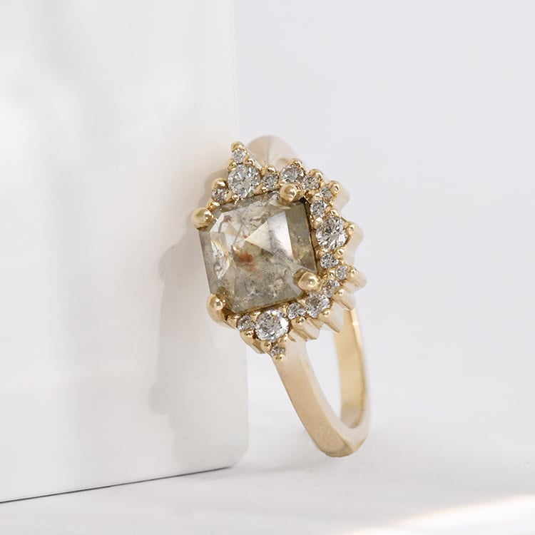 Goldener Ring mit einem Salt and Pepper Diamanten in Radiantschliff Aleta 117641