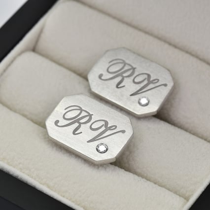 Silberne Manschettenknöpfe mit Gravur und Diamanten Aaruah