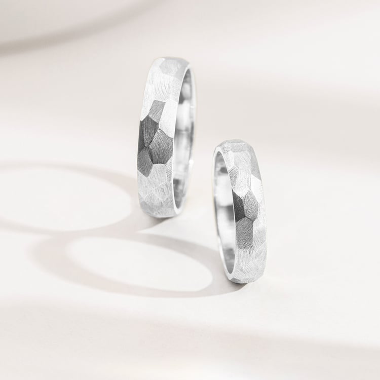 Matte gehämmerte Trauringe aus Platin Zvezda 157864