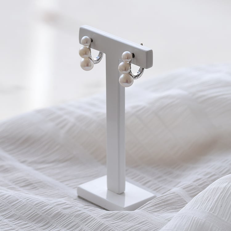 Silberne Hängeohrringe mit drei weißen Perlen Arielle 65631