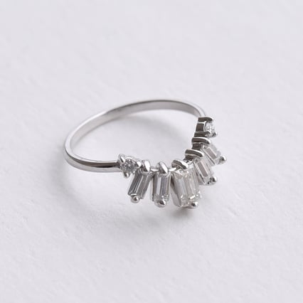 Einzigartiger Ring in V-Form mit Moissanit Osanna