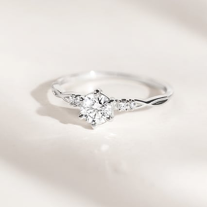 Silberner Verlobungsring mit Moissaniten Mileva