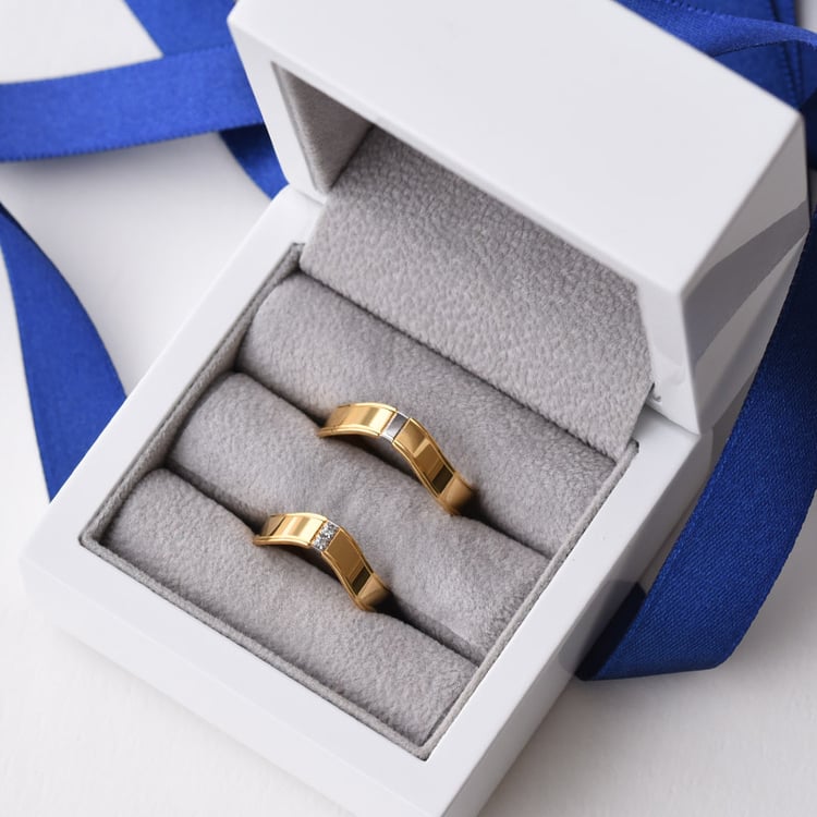 Gewölbte Eheringe aus Gold mit Diamanten Chandra 76317