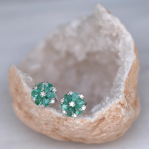Blumen Ohrringe mit Diamanten und Smaragden Shadi